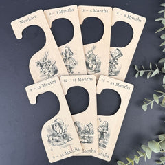 alice-in-wonderland-nursery-wardrobe-hangers-dividers-black-white|LLUVHGAIWBW|Luck and Luck| 1