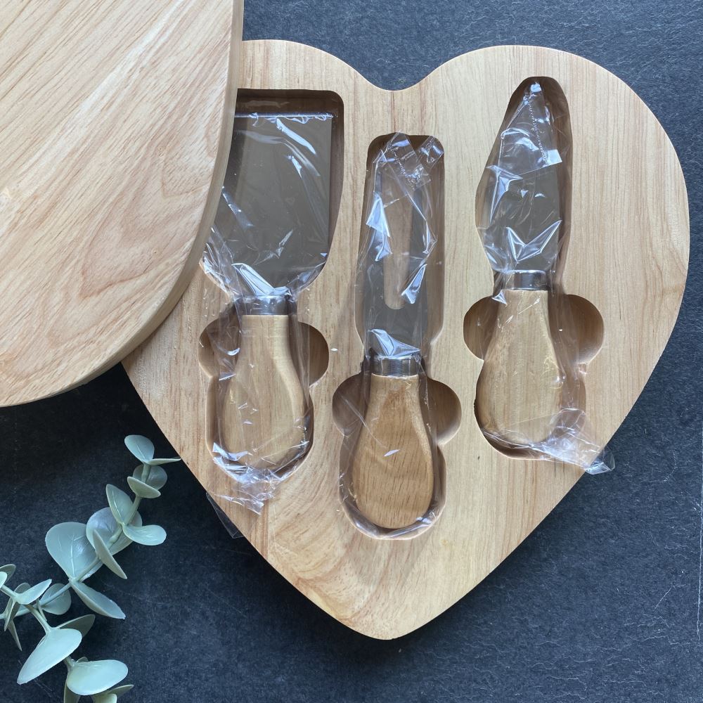 heart-shaped-wooden-cheese-board-set-kitchen-gift|LL7836|Luck and Luck|2