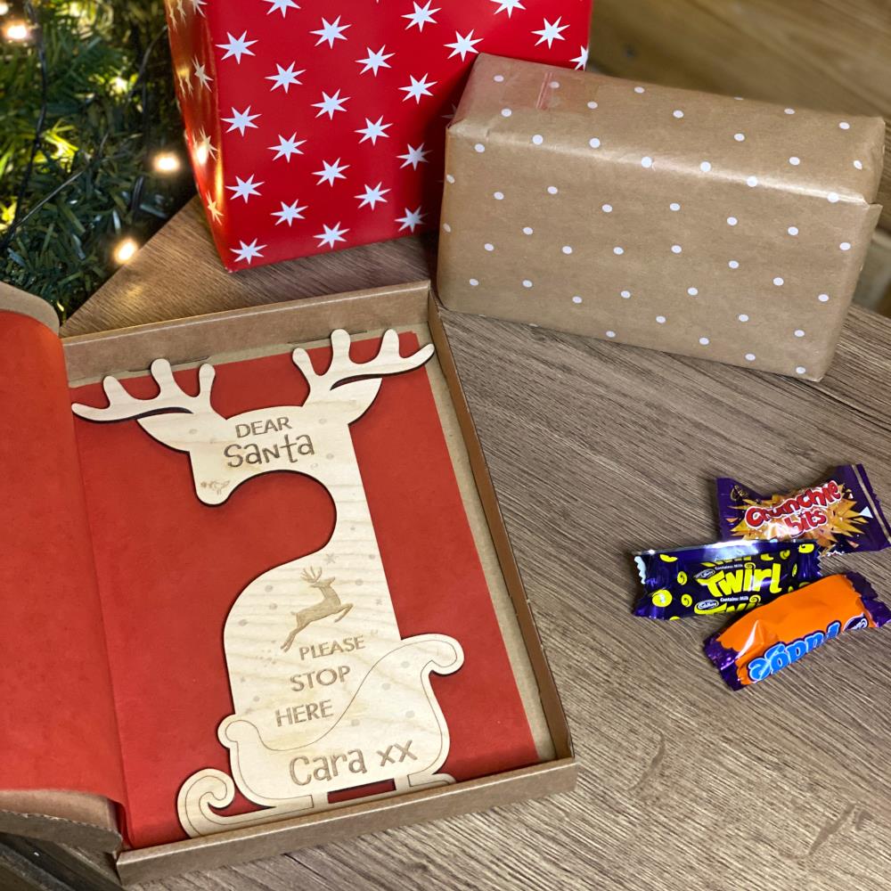 personalised-reindeer-christmas-eve-box-with-wood-door-hanger|LLWWXMASEVEBOXDHR|Luck and Luck|2