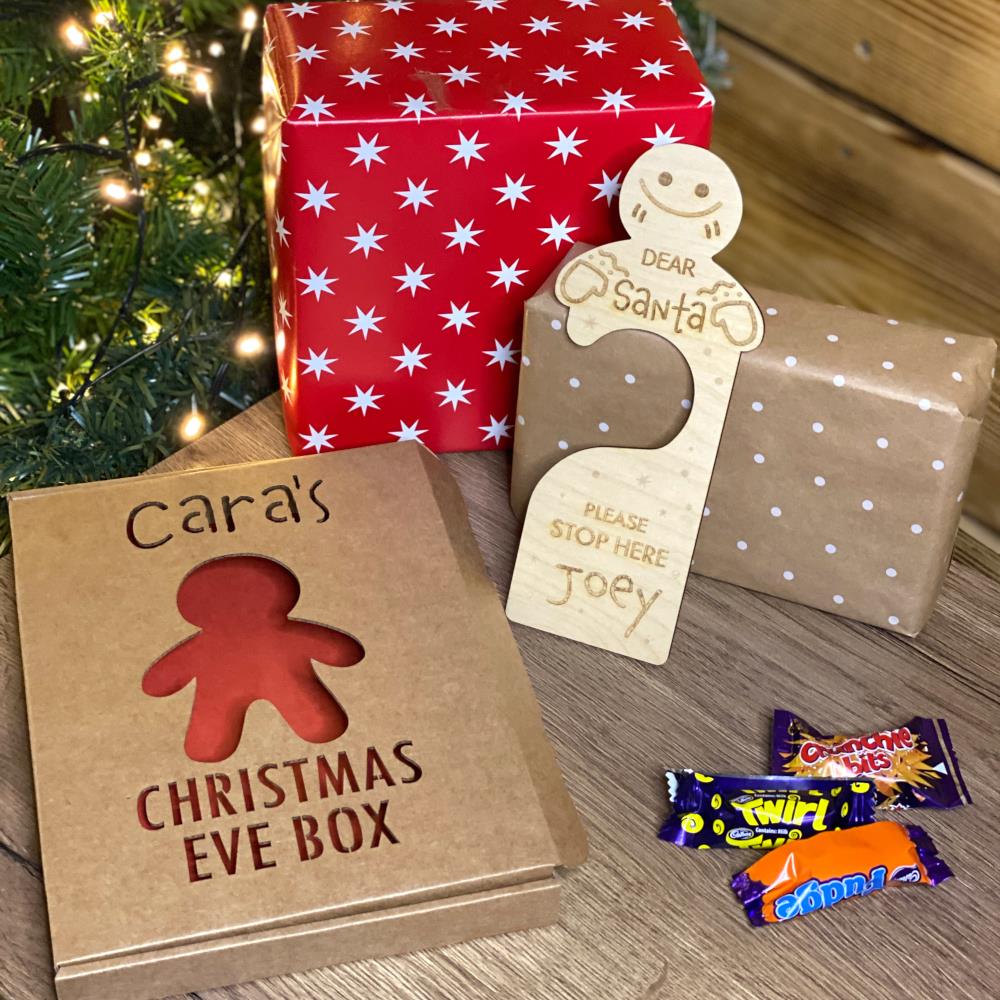 personalised-gingerbread-boy-christmas-eve-box-with-wood-door-hanger|LLWWXMASEVEBOXDHGB|Luck and Luck| 1