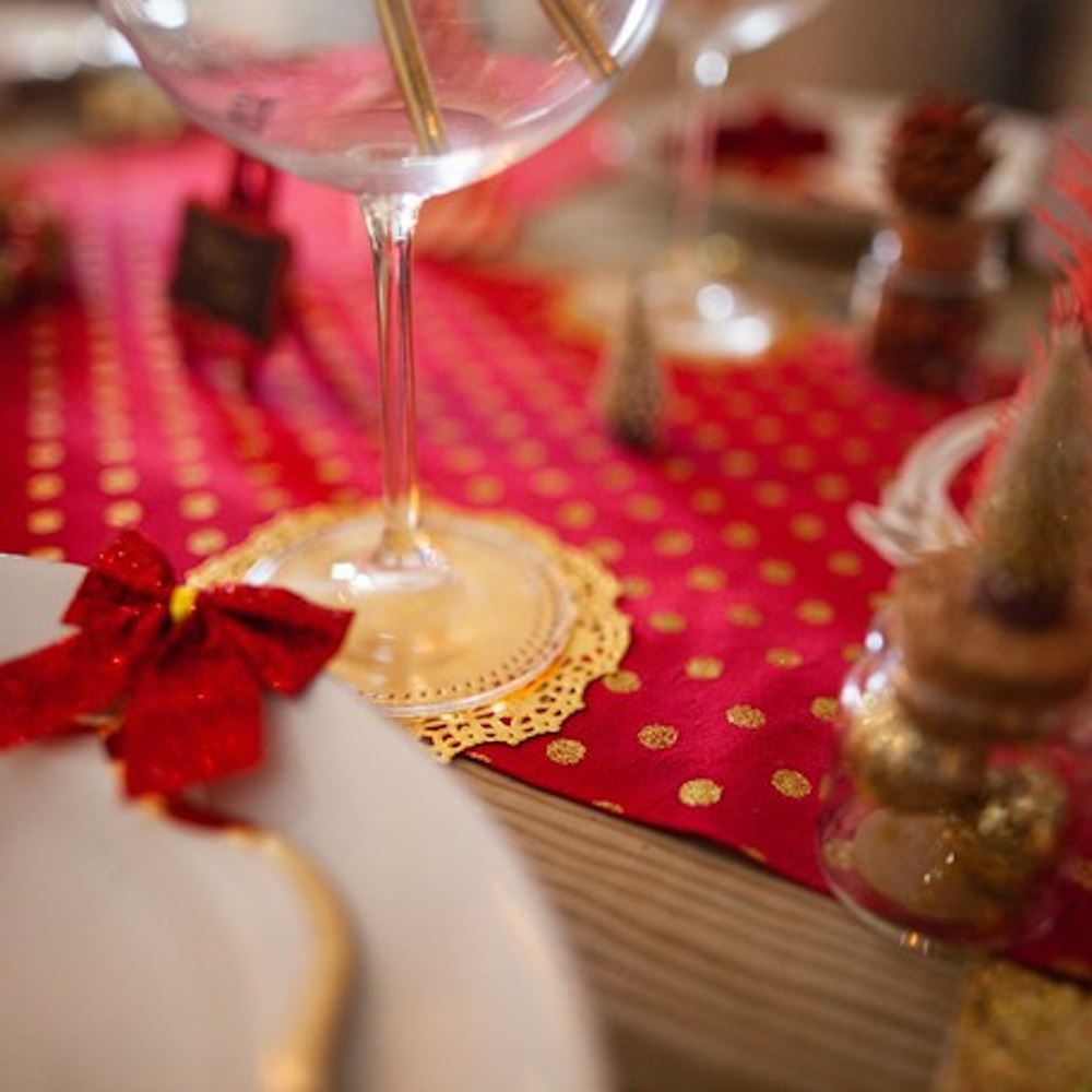 red-velvet-and-gold-glitter-spots-christmas-table-runner-3m|83314|Luck and Luck| 1
