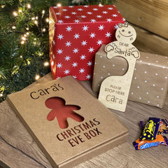 personalised-gingerbread-girl-christmas-eve-card-with-wood-door-hanger|LLWWXMASEVEBOXDHGG|Luck and Luck| 1