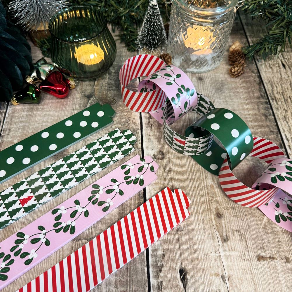 christmas-paper-chains-trees-mistletoe-spots-and-stripes-100-chains|XCHAIN01|Luck and Luck| 1