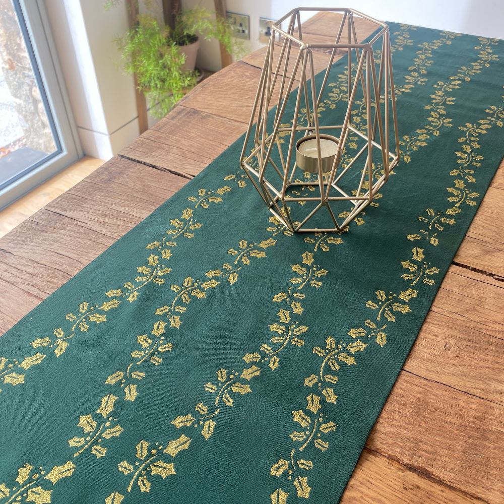 christmas-green-velvet-and-gold-holly-table-runner-28cm-x-3m|94204|Luck and Luck| 1