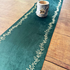 green-and-gold-velvet-holly-garland-christmas-table-runner-28cm-x-3m|95245|Luck and Luck| 1