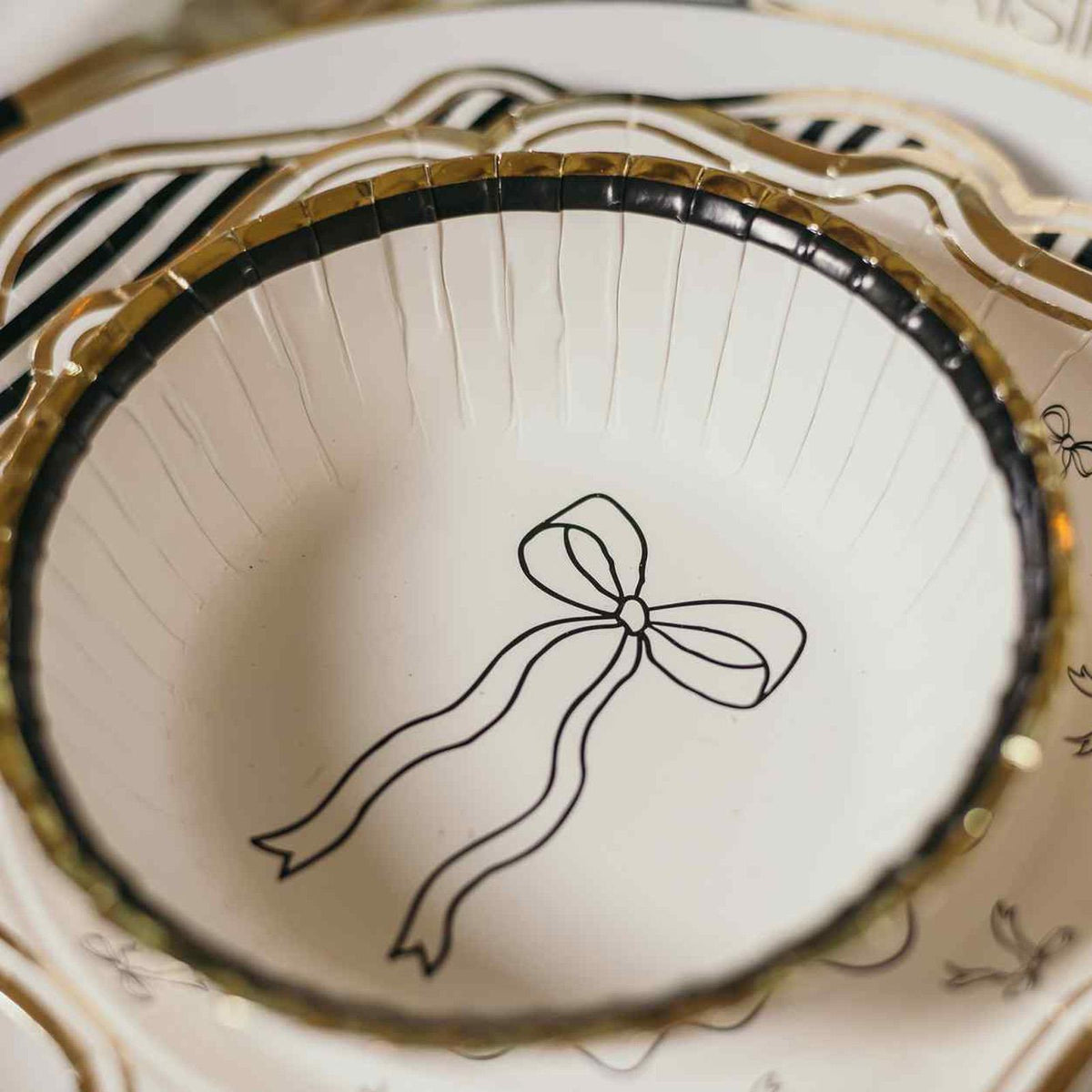 Black & White Gold Cardboard Party Bowls – 8 Pack 13.5 cm