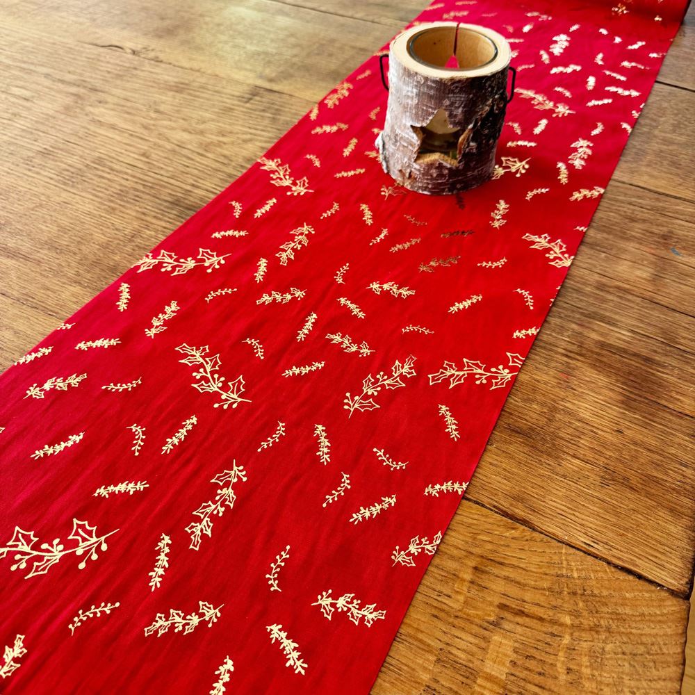 red-and-gold-cotton-holly-leaves-christmas-table-runner-3m|95248|Luck and Luck| 1