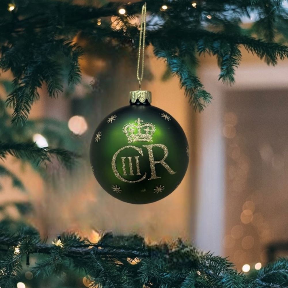 gisela-graham-royal-matt-green-glass-ball-with-king-charles-insignia|02063|Luck and Luck| 1